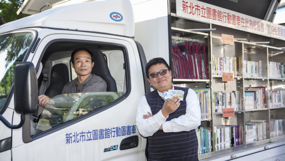 行動書車司機鍾先生（左）與新北市立圖書館課長李毓偉。
