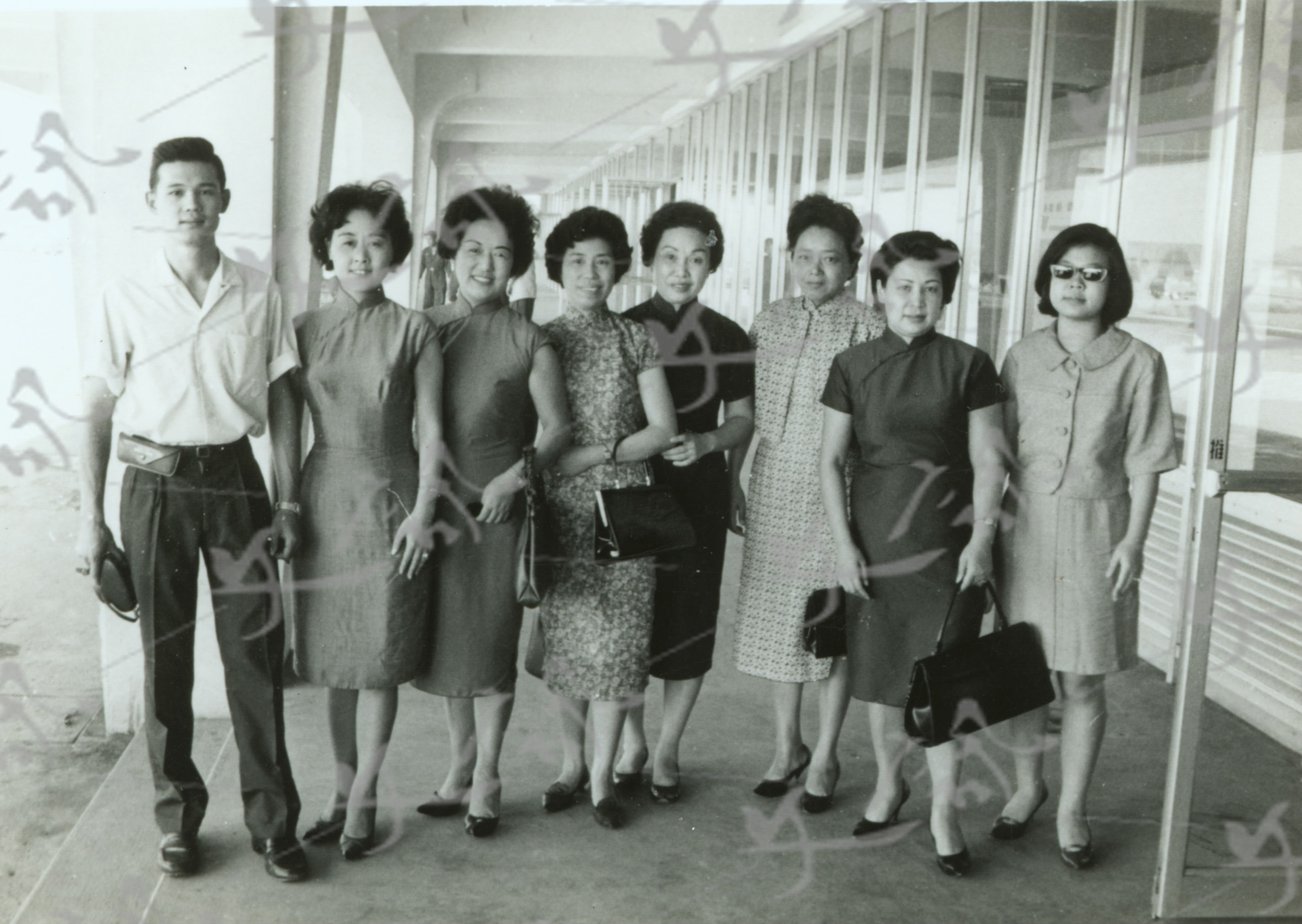 約1950年代後期,聶華苓(左二)與文友合影。左一夏祖焯、左四琦君、右一夏祖美、右二林海音、右三王琰如、右六張明。(文訊文藝資料研究及服務中心)