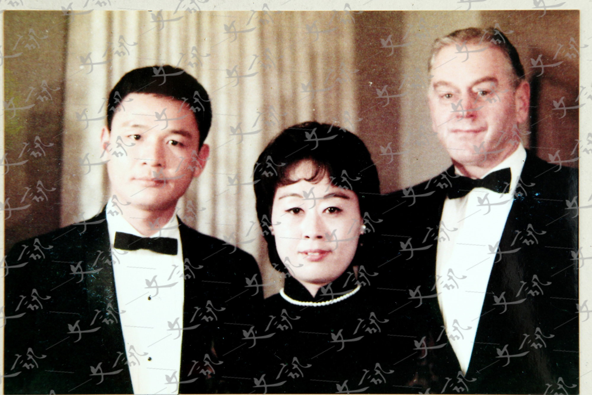 1966年冬,聶華苓(中)赴芝加哥參加「全美詩人大會」,與瘂弦(左)、Paul Engle(右)合影。(王鹿萍提供,取自:文訊文藝資料研究及服務中心)