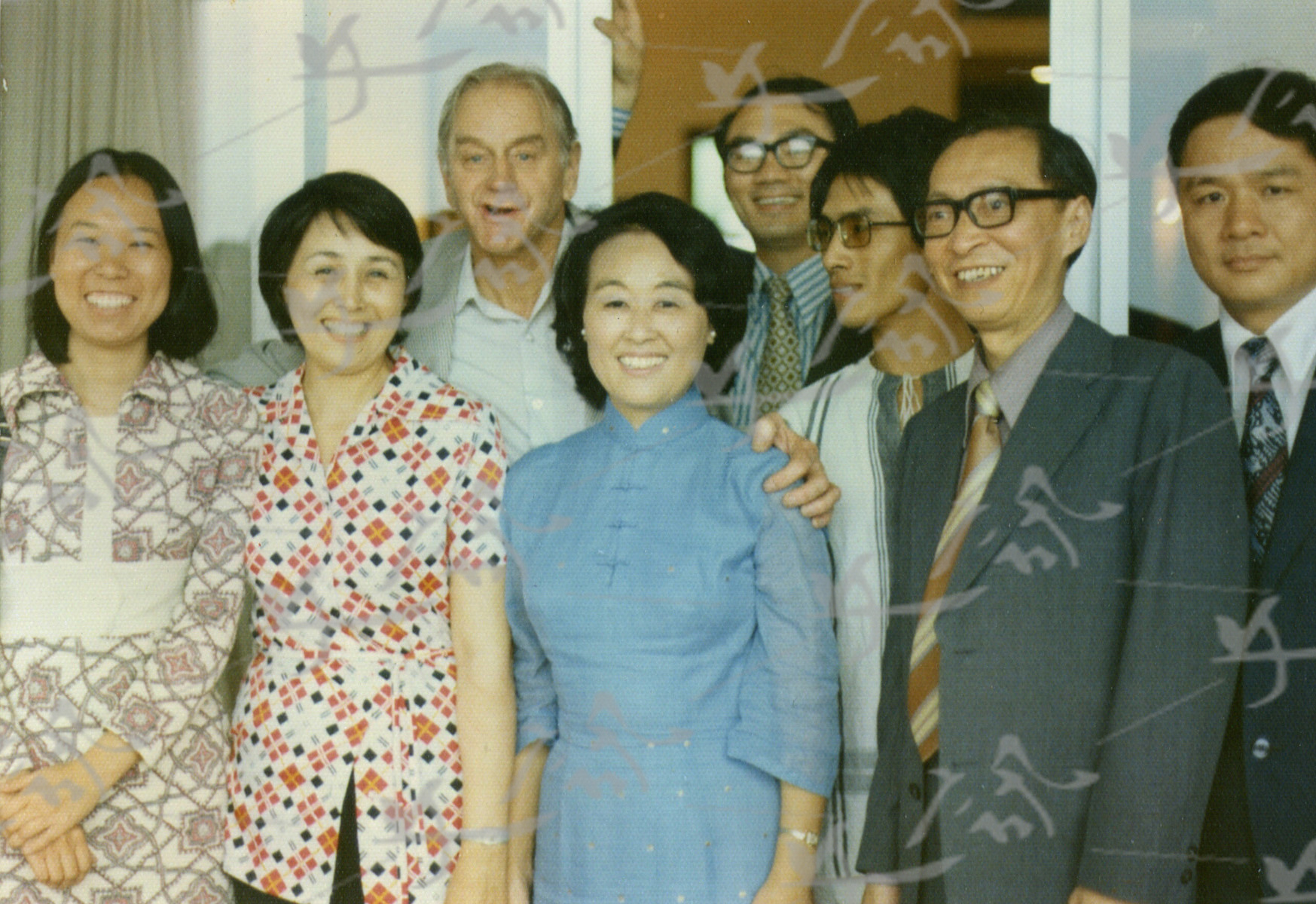 1974年,聶華苓返臺,於臺北機場與參與過愛荷華國際寫作計畫的臺灣作家合影。左起:殷允芃、殷張蘭熙、Paul Engle、聶華苓、王禎和、林懷民、姚一葦、瘂弦。(翻攝自《三生影像》,明報出版社,家屬提供,取自:文訊文藝資料研究及服務中心)