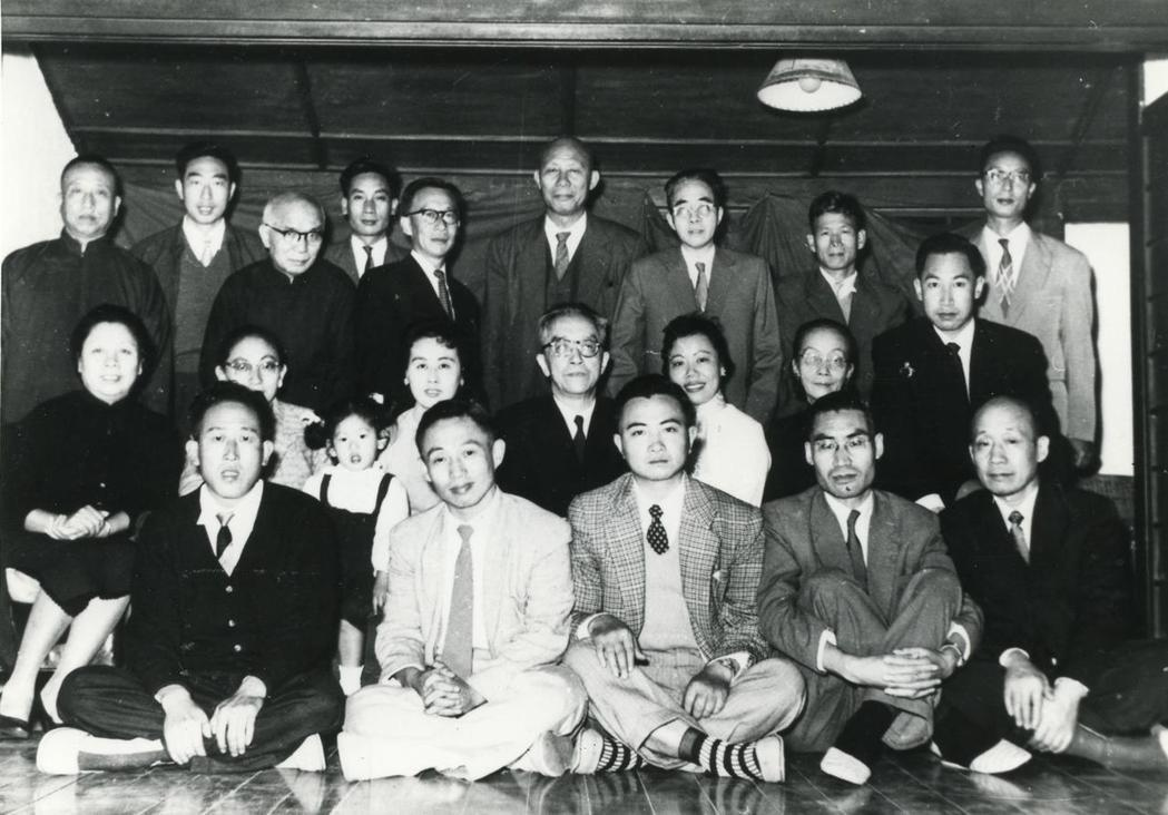 聶華苓透過李中直介紹加入了《自由中國》半月刊,擔任了編輯委員與文藝欄主編,與雷震、殷海光、戴杜衡等人之共事,期間長達11年之久,直到1962年《自由中國》停刊,留下了這張和胡適、雷震及殷海光等人珍貴的合影。(圖片取自:三生三世聶華苓台灣電影專頁)