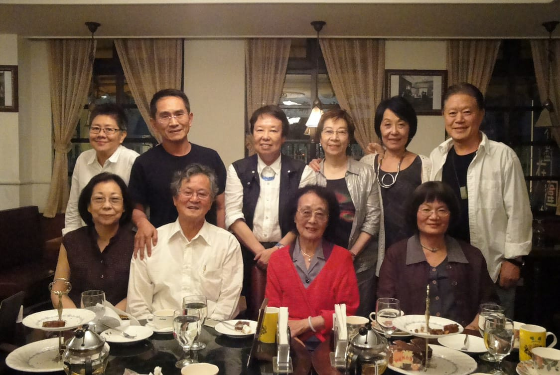 前排左起:黃春明夫人林美音、黃春明、聶華苓 、季季。 後排左起:導演陳安琪、林懷民、殷允芃、小說家李渝、聶華苓之女王曉藍、蔣勳(照片取自:三生三世聶華苓台灣電影專頁)