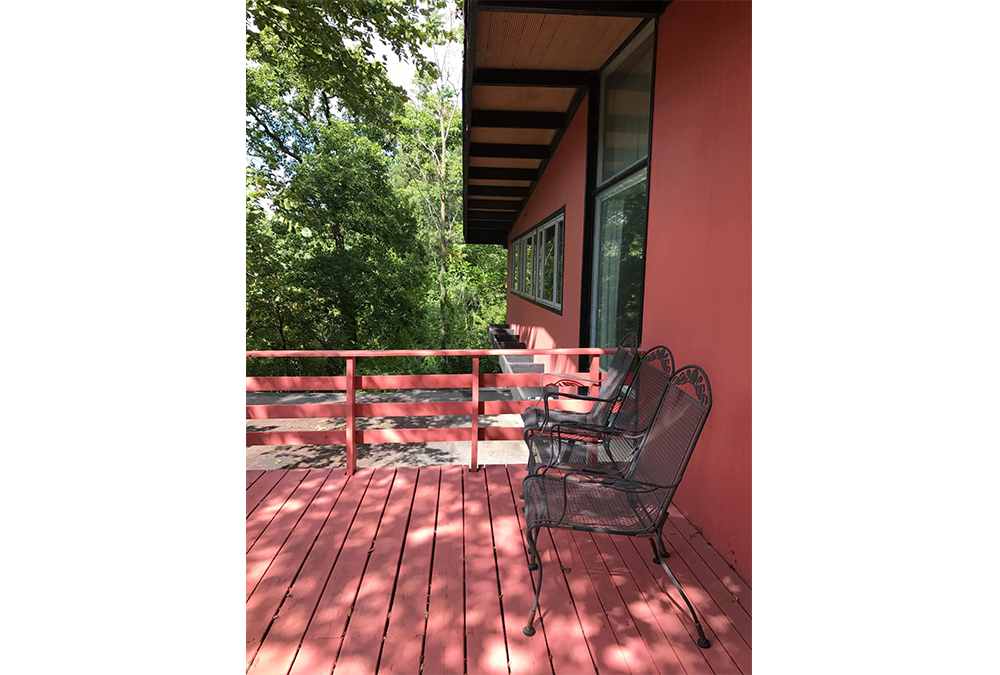 自1967年以來,超過1500位來自150個國家的作家與詩人曾踏上位於愛荷華市安格爾家中的門廊(照片取自:三生三世聶華苓台灣電影專頁)