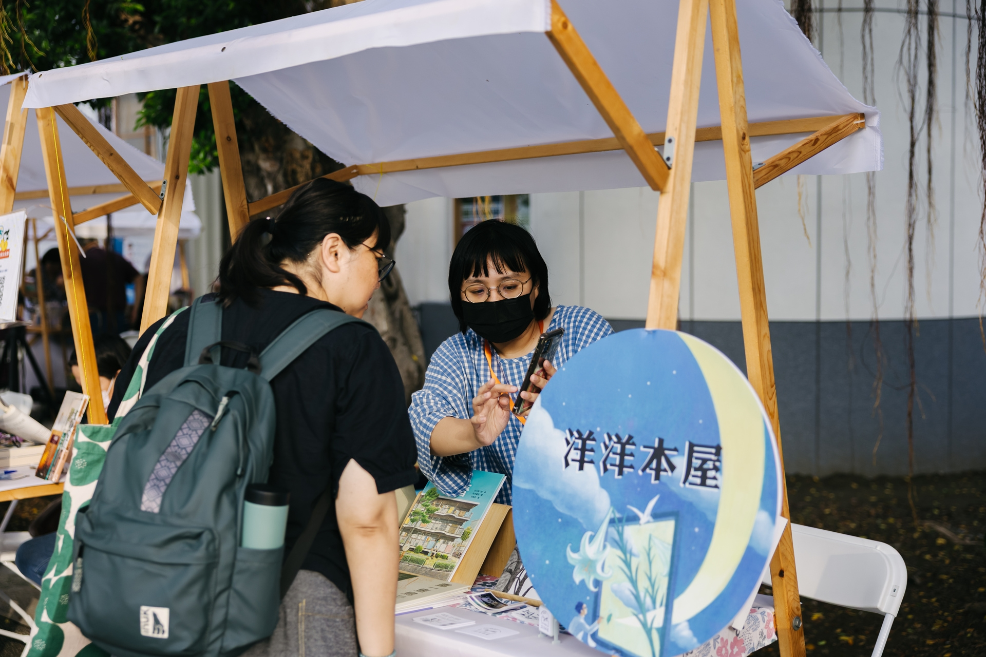 高雄文學月「詩.書市集」(高雄市文化局提供)