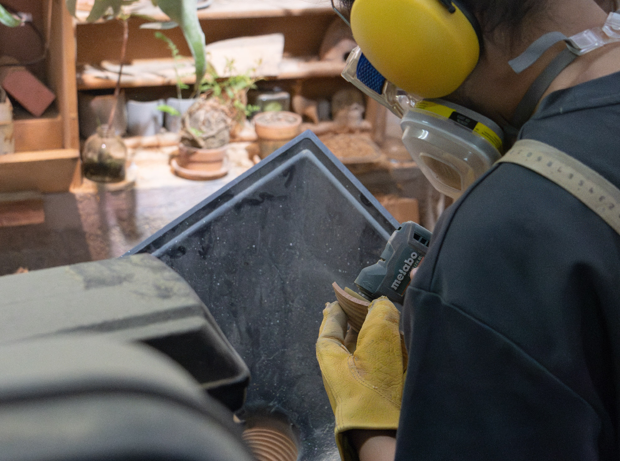 手持各種器械,刻畫側邊書頁的線條與細節