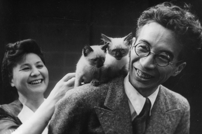 日本作家大佛次郎（右）與貓。（圖片來源：大佛次郎紀念館）