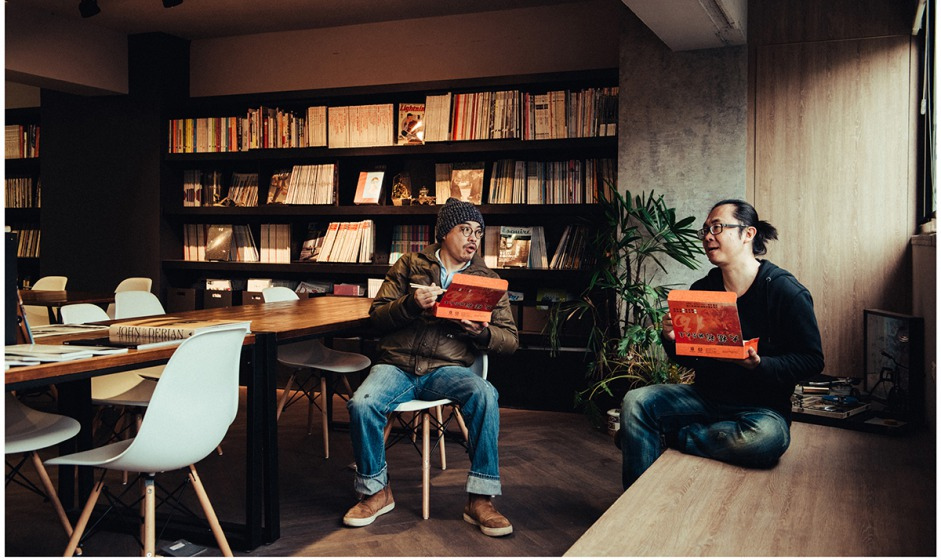 漫畫家阮光民（右）與設計師蔡南昇。（陳藝堂攝）