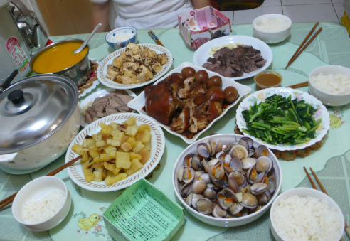 陳玉箴留學歐洲前,拍下家中餐桌媽媽的拿手家常菜,好在異邦思鄉時望梅止渴。(陳玉箴提供。)