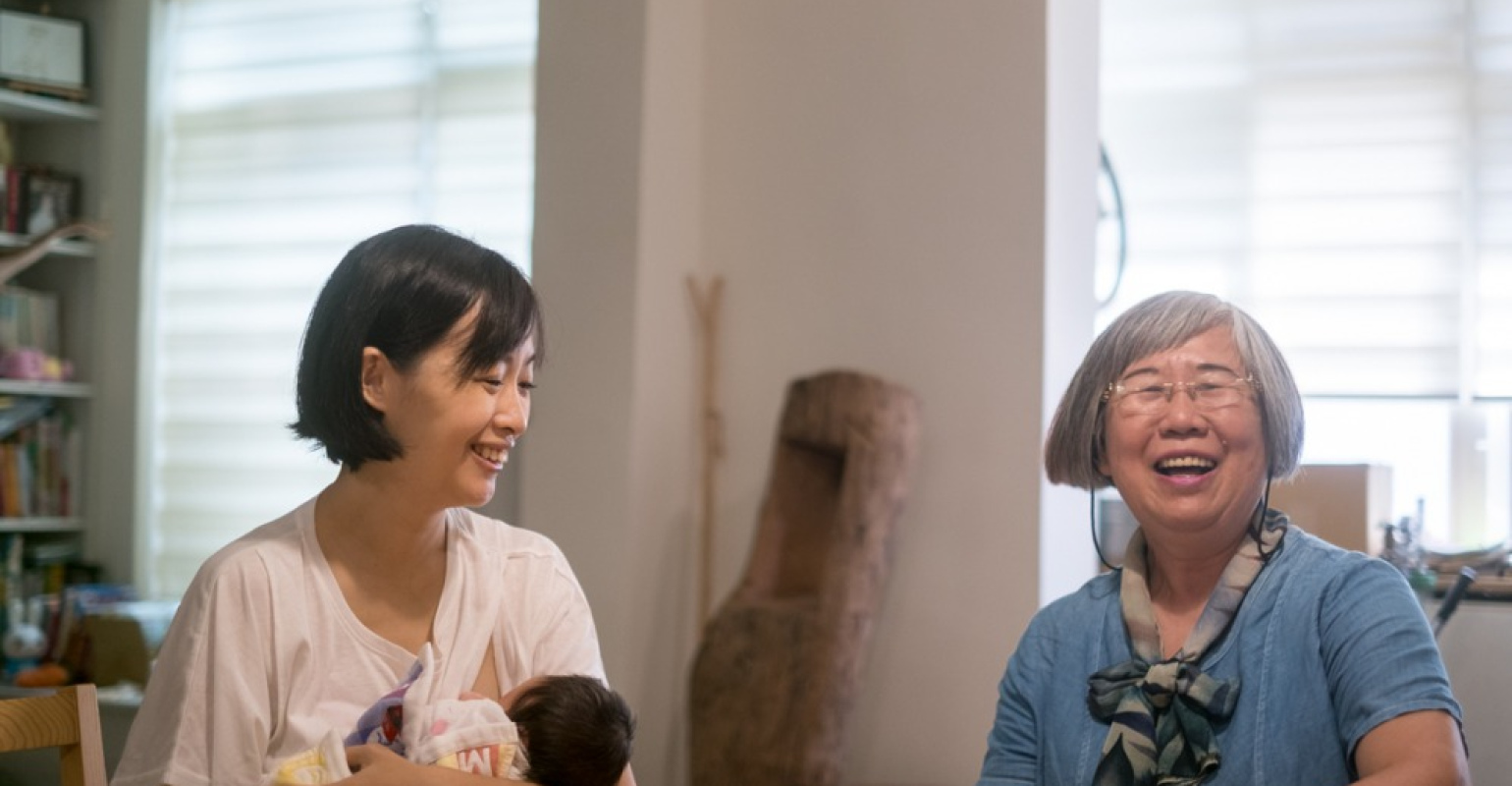 諶淑婷（左）與助產師邱明秀（右）。