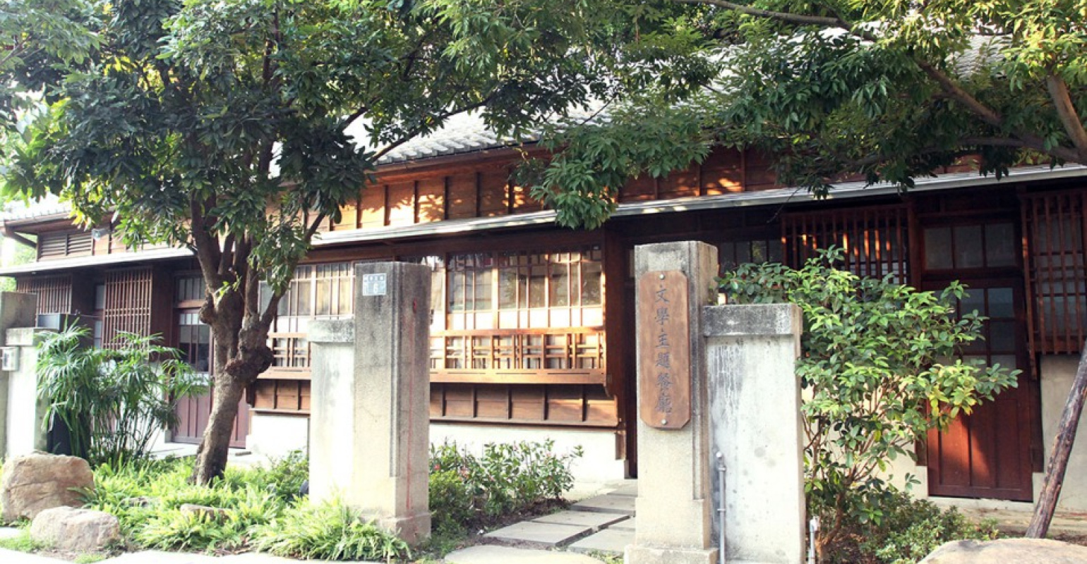 位於台中文學館內的櫟舍文學餐廳。（林劭璚攝）