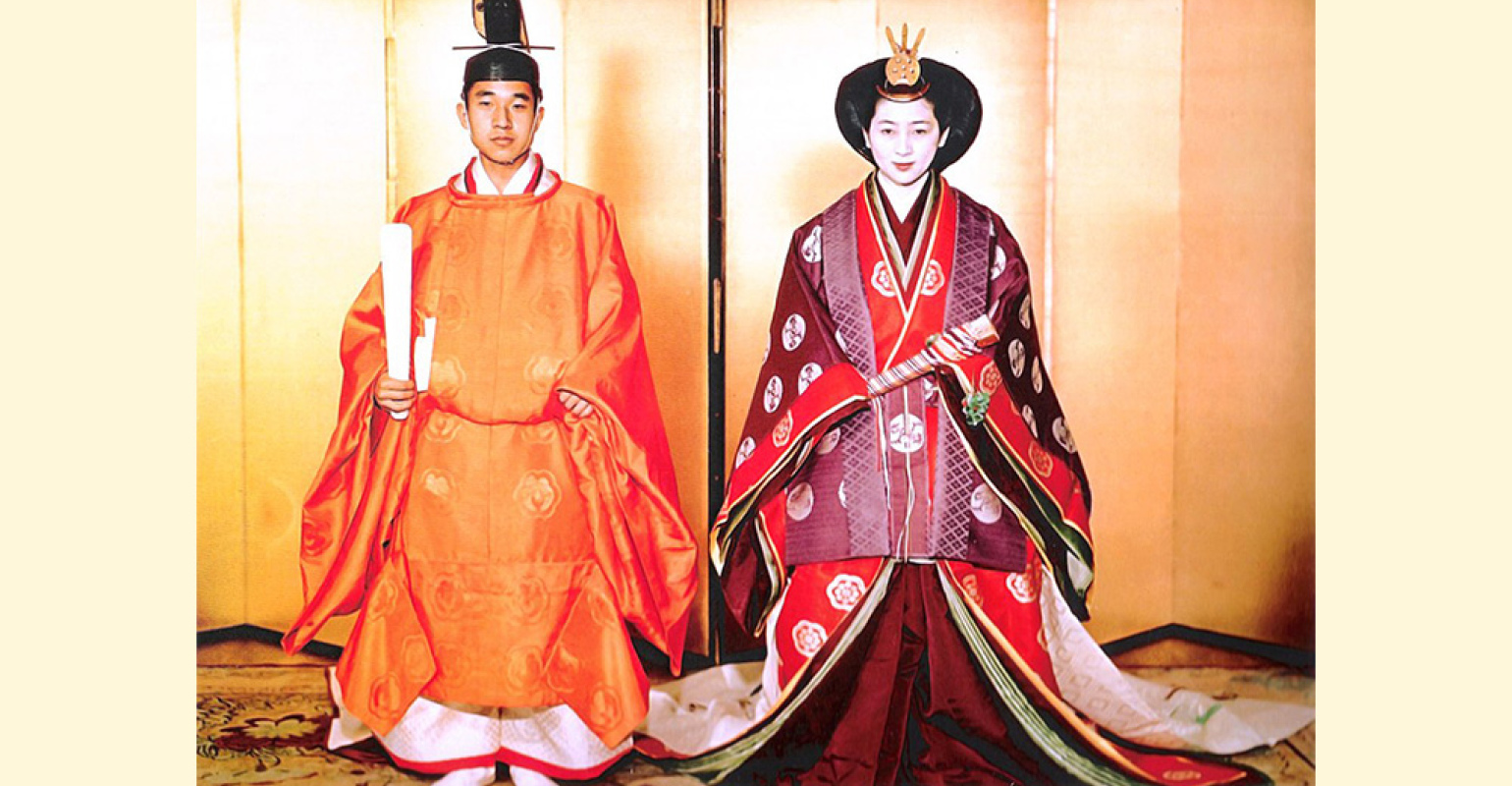 日本現任天皇明仁與皇后美智子攝於1959年結婚大典。（圖片來源：wiki）