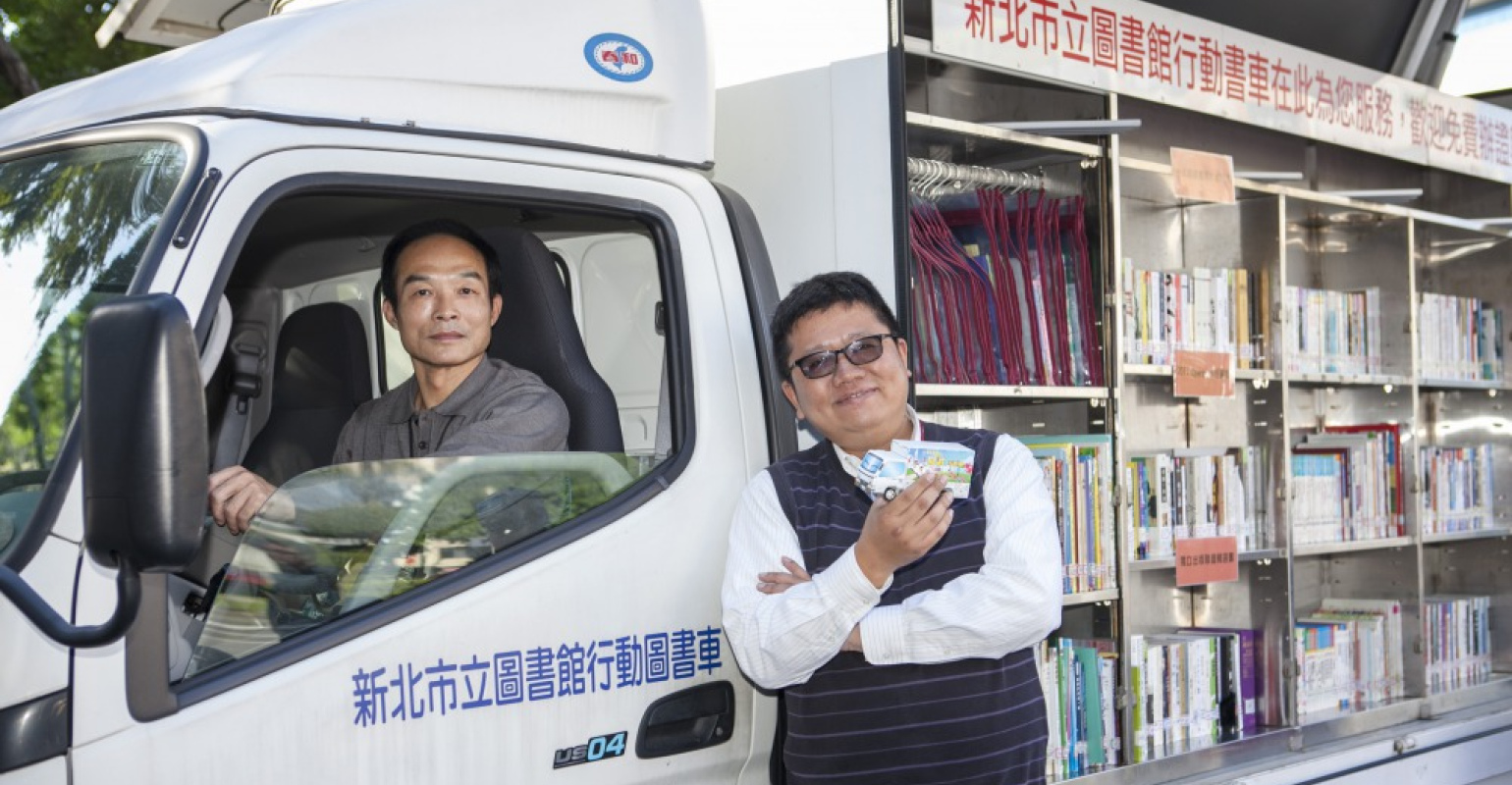 行動書車司機鍾先生（左）與新北市立圖書館課長李毓偉。