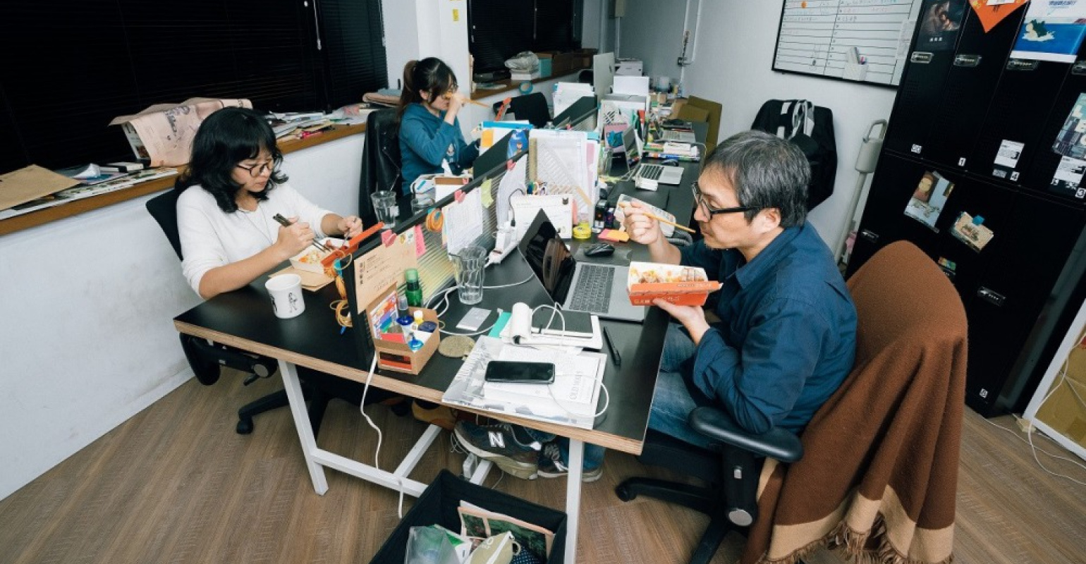 《The Affairs週刊編集》編輯室：（左起）執行編輯 林鈺雯、執行編輯 瞿澄、總編輯 李取中