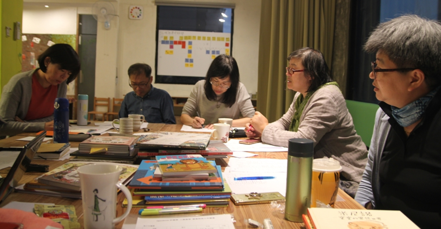 評選委員左起：黃雅淳(台東大學兒童文學所副教授)、劉德祥(國立自然科學博物館科教組副研究員)、莊世瑩(小大繪本館講師)、朱佳仁(自主學習促進會常務理事)、黃桂冠(台北市北投國小資優班教師)