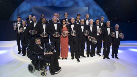 英國物理學家霍金於2012年獲基礎物理學特別突破獎時與其他得主合影（取自Stephen Hawking FB,photo by Milner Foundation）