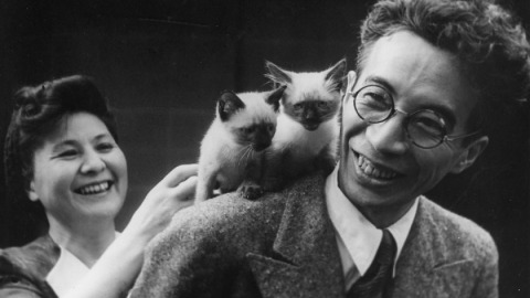 日本作家大佛次郎（右）與貓。（圖片來源：大佛次郎紀念館）