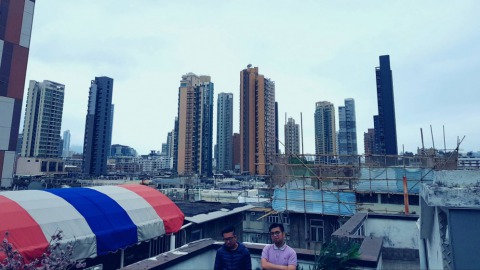 紅眼（右）與友人在香港的天台。（文字整理、攝影：陳夏民）