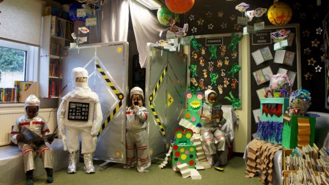 英國聖方濟天主小學（St Francis R C Primary）以「外太空」進行發想而完成的創作（取自WBD官網）