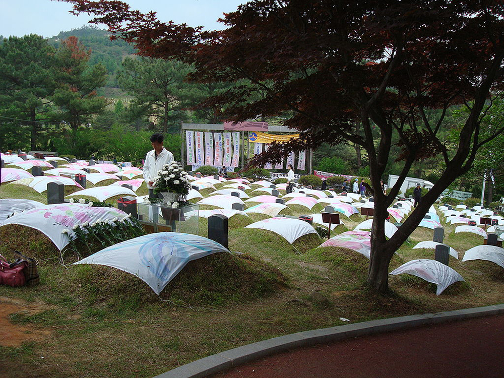 1024px-Mangwol-dong-cemetery_wiki.JPG