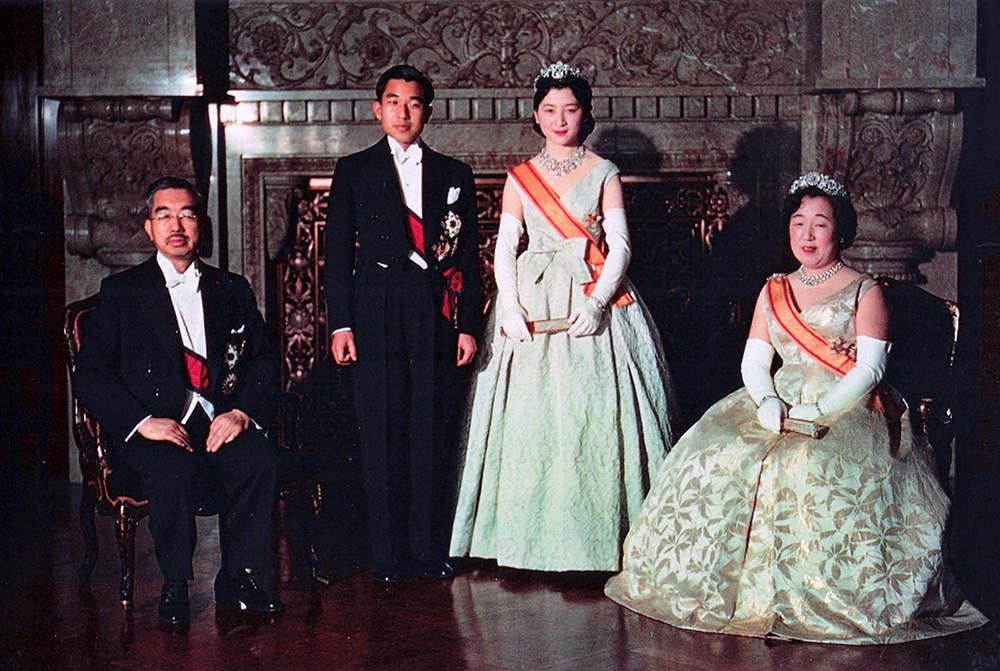 Crown_Prince_&_Princess_&_Emperor_Showa_&_Empress_Kojun_wedding_1959-4.jpg