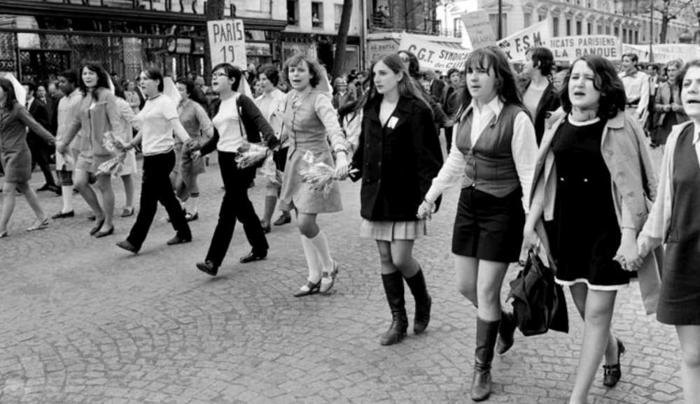des-jeunes-filles-defilent-pour-la-fete-du-travail-le-1er-mai-1968-en-pantalons-et-en-mini-jupes.jpg